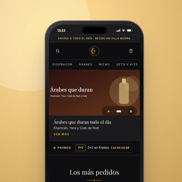 Celular con la tienda online de una perfumería con fondo oscuro y detalles dorados